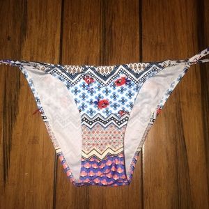 Cheeky string bikini bottoms